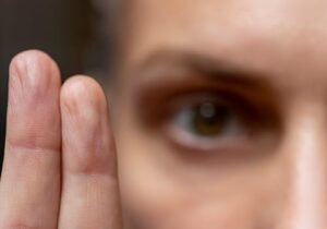 a photo focuses on a person's index and middle fingers during the person's EMDR therapy program