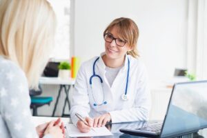 a medical professional sits and talks with a patient and answers her question about how long does suboxone last